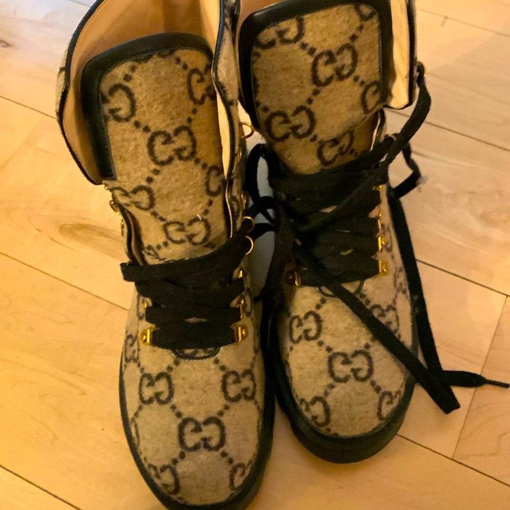 GG. Boots flash $